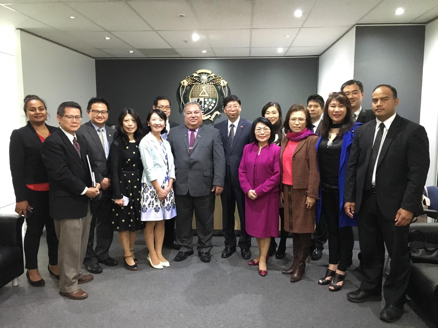 賴維中處長偕臺商一行12人與諾魯總統瓦佳(中)合影